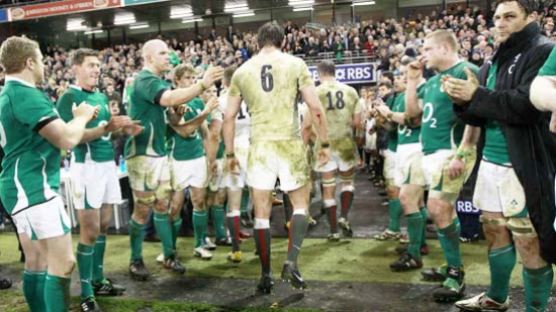 [사진] 잉글랜드, 식스네이션스 럭비 우승 … 박수 쳐주는 아일랜드