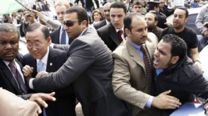 [사진] 반기문, 카이로서 카다피 지지자들에게 ‘봉변’ 