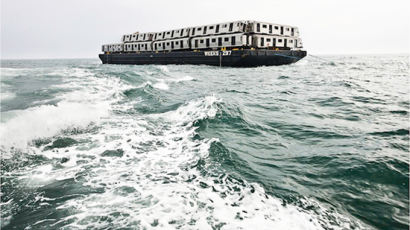 [사진] 바다에 버려지는 지하철 전동차, 왜? 