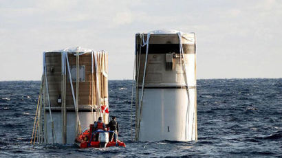 [사진]바다에 떨어진 우주선 연료통을 찾는 사람들