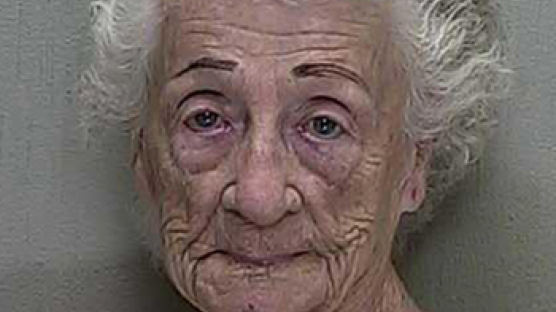 [사진] 90대 할머니, “왜 키스 안 해줘” 총기 난사 