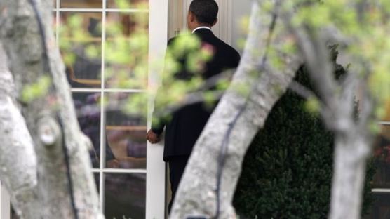 백악관에 돌아온 오바마 "앗! 문이…"