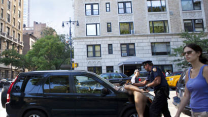 [사진] 뉴욕 지하철 누드퍼포먼스 女사진작가 경찰에 체포