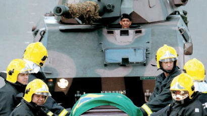 [사진] 탱크·소방차로 장례식