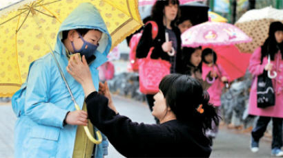 “비 한 방울도 싫다” 우산 판매 7배 … 불안과 불신 사이
