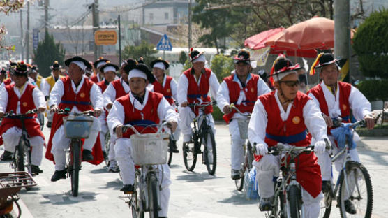 [사진] 전통 복장으로 자전거 축전