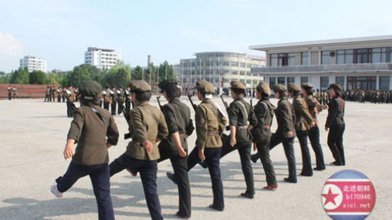 북한 여군은 각선미 종결자?