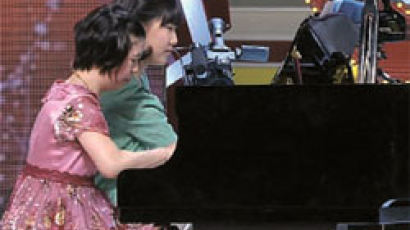 두 장애 소녀의 피아노 연주