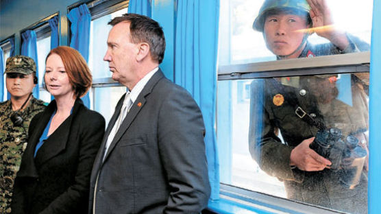 [사진] 길라드 총리가 몹시 궁금했던 북한 병사