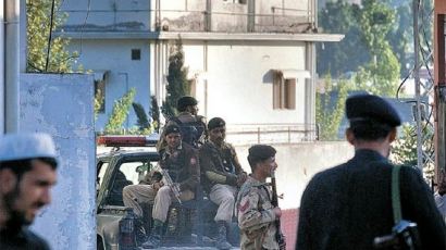빈 라덴 사살 생중계 … VIP석 군인에게 내주고 쪼그리고 앉은 오바마