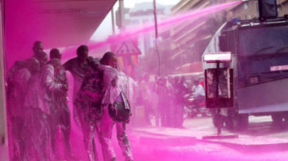[사진] 우간다 시위대에 보라색 물대포