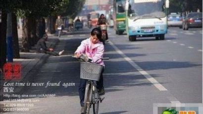 [사진] 달리는 자전거에서 책보는 '독서 종결자 소녀'