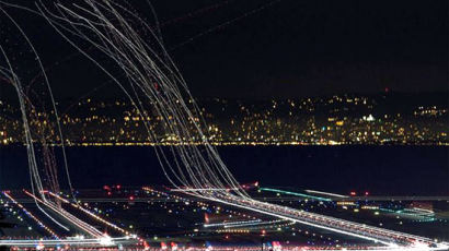 [사진] 놀라워라, 비행기 이륙 빛의 궤적