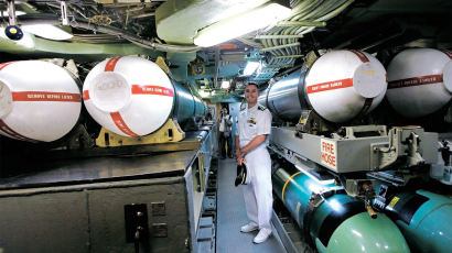 [Wide Shot] 홍콩 입항 미 핵잠수함 USS햄프턴함