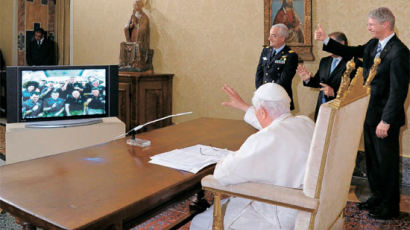 [사진] 교황, 우주인들과 화상통화