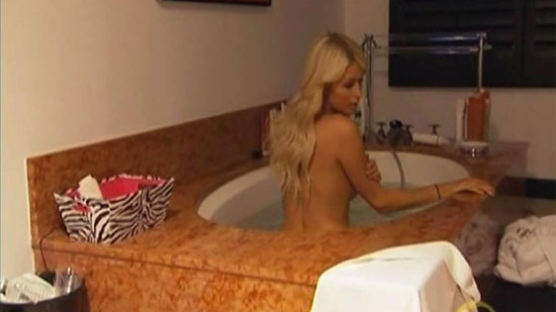 [사진] 패리스 힐튼 TV리얼리티 쇼서 전라의 목욕신 선보여