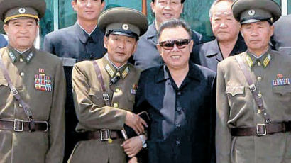 [사진] 김정일과 팔짱 … 이래도 되나?