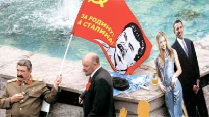 [사진] 사진 찍고 돈 버는 모스크바 광장의 스탈린과 레닌