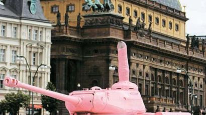 [사진] 프라하 평화 기원 ‘핑크 탱크’ 