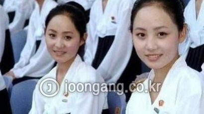 북한 국보급 미녀 쌍둥이에 네티즌 '구강 파괴'