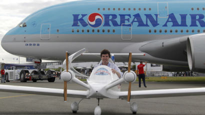[사진]세계에서 가장 작은 비행기와 가장 큰 비행기