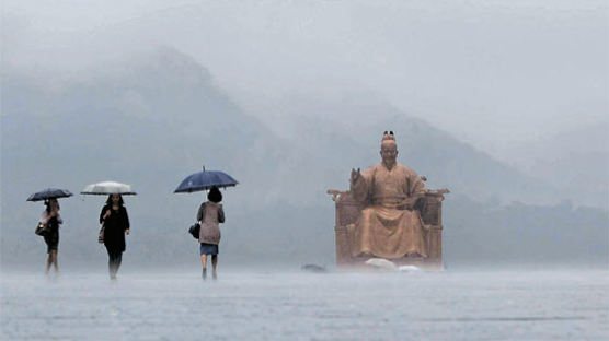 [사진] 빗속의 세종대왕 … 태풍 ‘메아리’ 북상 
