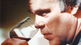 ‘그의 한마디가 곧 와인 값’ … 코에 100만 달러 보험 든 와인 비평가 로버트 파커