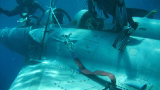 [사진] 바다에 추락한 미라주 2000 전투기 인양작전