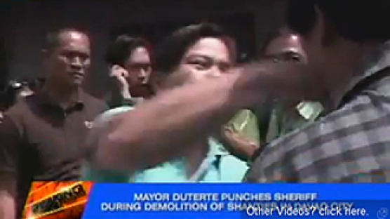 필리핀 여 시장, “주민들 괴롭히지마” 철거하는 경찰에 강펀치