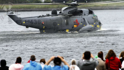 [사진] 윌리엄 왕자, 캐나다 해군과 헬리콥터 비상착륙 훈련 참가
