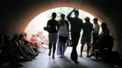 [사진] 천둥·번개 피해 터널로