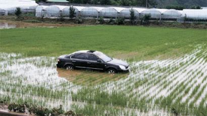 [사진] 폭우가 옮겨놓은 자동차