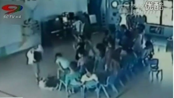 유치원생을 물건다루듯 마구 집어던지는 교사에 네티즌 분노