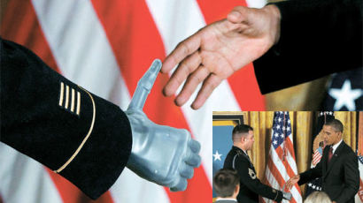 [사진] 전쟁 영웅 ‘손’잡는 오바마