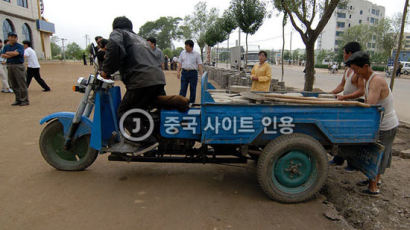 평양에 등장한 삼륜 오토바이의 정체는?