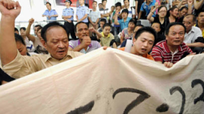 [사진] 중국 고속철 사고 유족 “진상 밝혀라” 