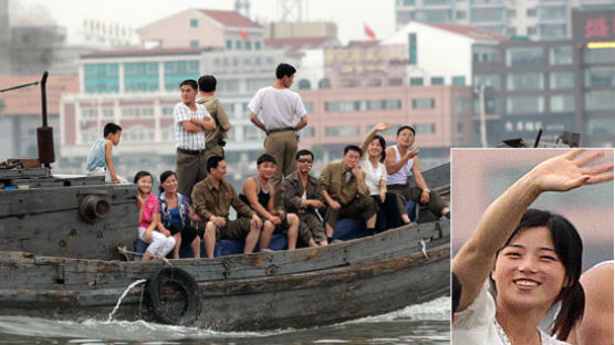 [사진] 손 흔드는 북한 주민