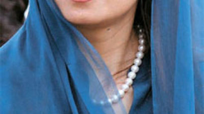 파키스탄 34세 여성 외무장관 … ‘앙숙’ 12억 인도인 넋 빼놓아
