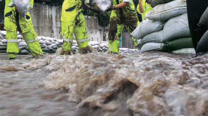 [사진] 다시 폭우 막는 복구 손길