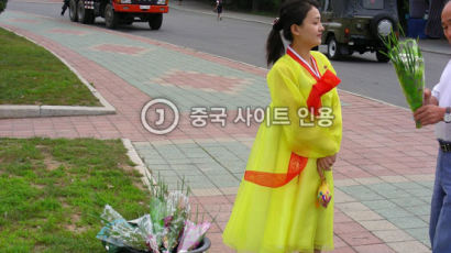 장미에 꽂힌 김정일 한마디에 北여인들 난리