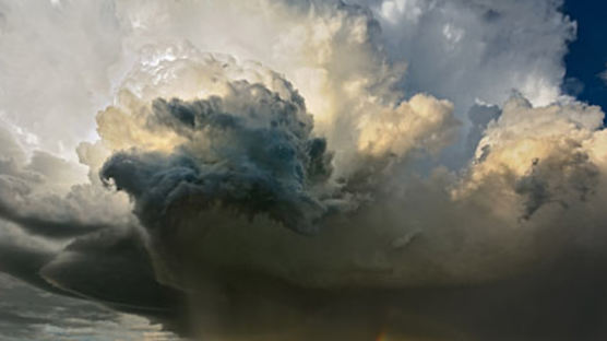 [사진]거대한 구름떼 밑에 무지개 까지..공포스럽기보단 신비로워 