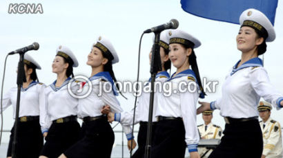 [단독] 북한해군, 미모의 해군을 중국함선에 보내 탭댄스 환영공연 편 까닭은?