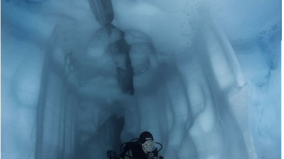 [사진] 신비로운 '빙하 속 얼음동굴'