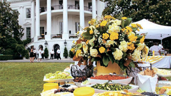 백악관 ‘꽃 차르’ 31년 … “오바마 탁자엔 꽃 대신 빨간 사과”