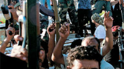 시민군 “카다피 가족 튀니지 도피” … 독재자 선택은