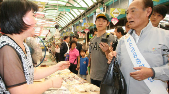 [사진] 김승유 이사장 “전통시장에 추석 자금 66억 추가 대출”