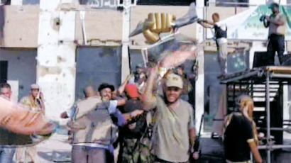 카다피 군, 트리폴리 떠나 시르테 퇴각