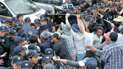 [사진] 갇힌 경찰 