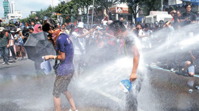 도심 무법천지 만든 희망버스 시위대 … 3년 만에 물대포 진압