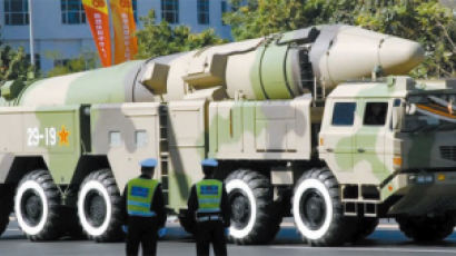 중국 둥펑 미사일, 대기권 벗어났다 항모 타격...세계 최강 미국도 공포